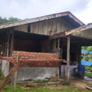 Hari ke-5 TMMD: Satgas Kodim 1802/Sorong Pasang Dinding Rumah Warga Yeflio
