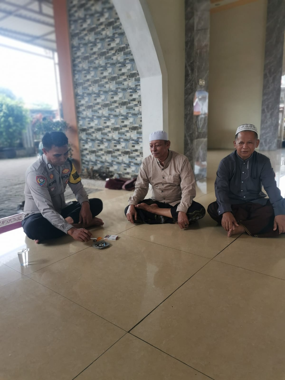 Bhabinkamtibmas Kelurahan Sukamulya Sambangi Tokoh Masyarakat, Jalin Komunikasi dan Sampaikan Pesan Kamtibmas