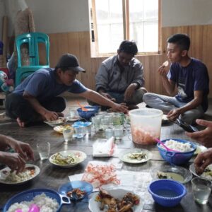Makan Siang Satgas TMMD dan Warga di Haruyan Penuh Kehangatan