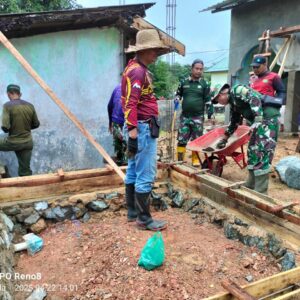 Di Bantu Warga Sekitar Lokasi TMMD Ke-124 Kodim 1009/Tla Personel Satgas Bangun Pondasi Tempat Wudhu Dan MCK