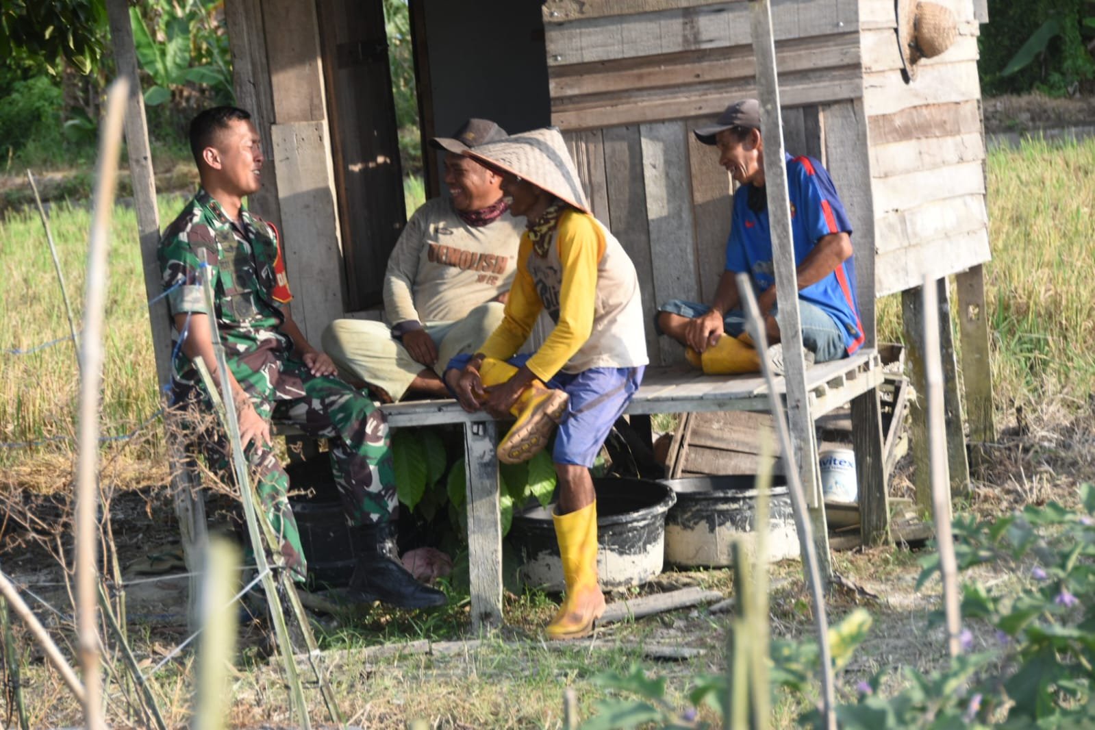 Komsos Dansatgas TMMD Wujudkan Kedekatan TNI-Rakyat di HST