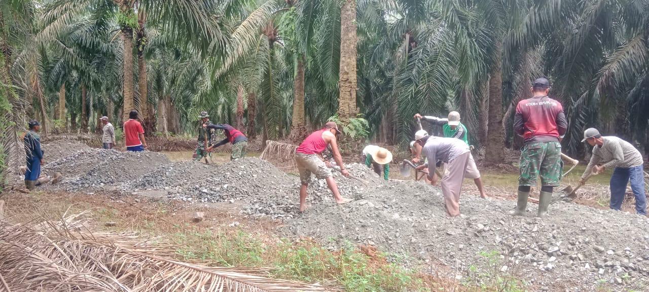 Satgas TMMD Kodim 1009/Tla dan Warga Ratakan Jalan Berkerikil