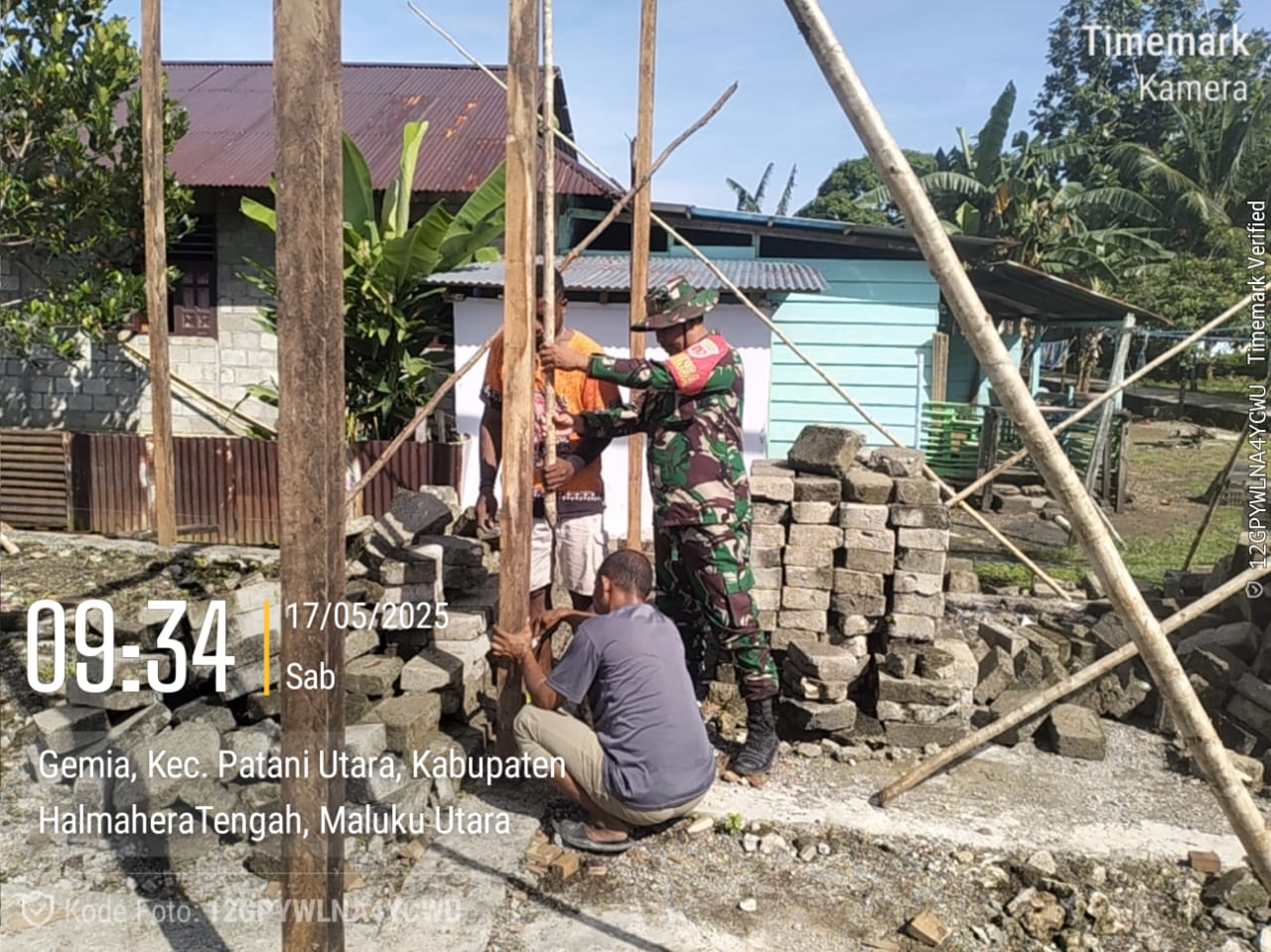 Selalu di Tengah Masyarakat Babinsa Ramil 1512-02/Patani Sigap Bantu Warga Binannnya