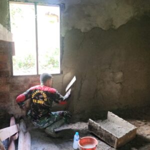 Laksanakan Perehapan Rumah RTLH di TMMD Ke-124 Kodim Sorong, Masuki Tahap Plester