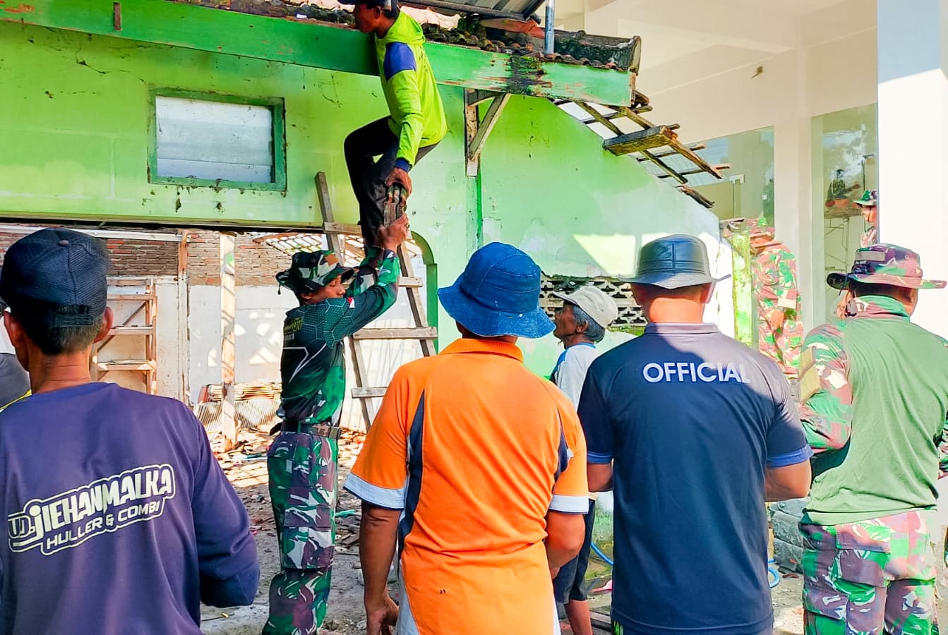 Kompak, Babinsa Kepohbaru Bojonegoro bersama Warga Desa Woro bersih-bersih Lingkungan Balai Desa