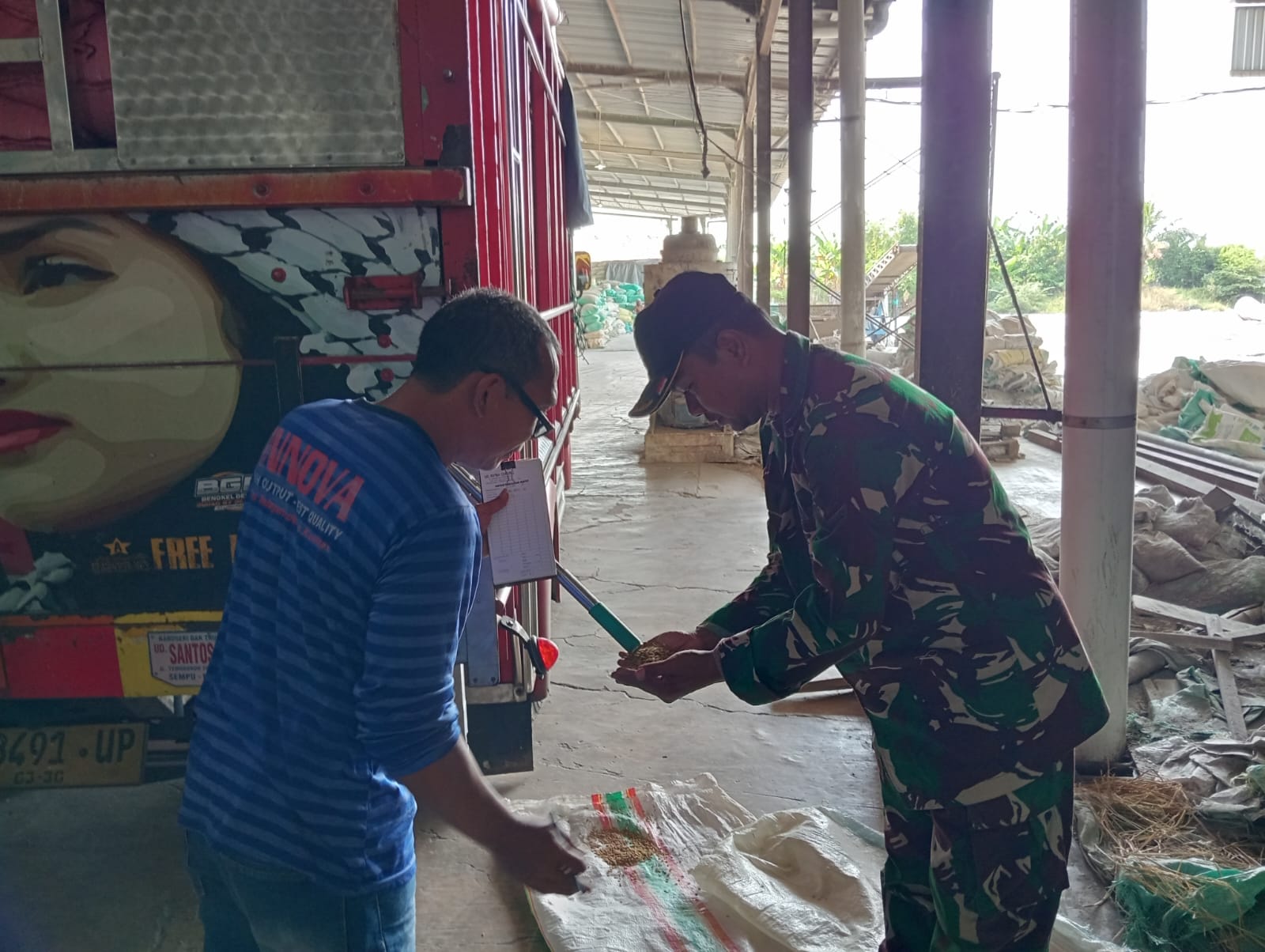 Koramil Kraksaan Kawal Program Sergap, Pastikan Gabah Petani Terserap
