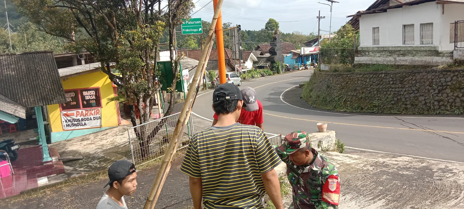 Kodim Probolinggo dan Warga Sukapura Pasang Lampu Jalan Demi Kamtibmas