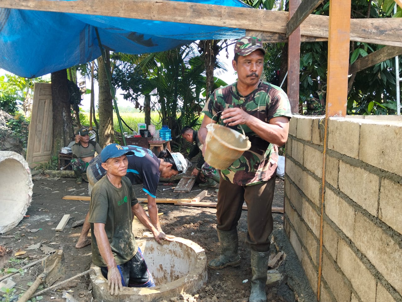 TMMD Kodim HST Pasang Septic Tank, Dorong Sanitasi Rumah Sehat