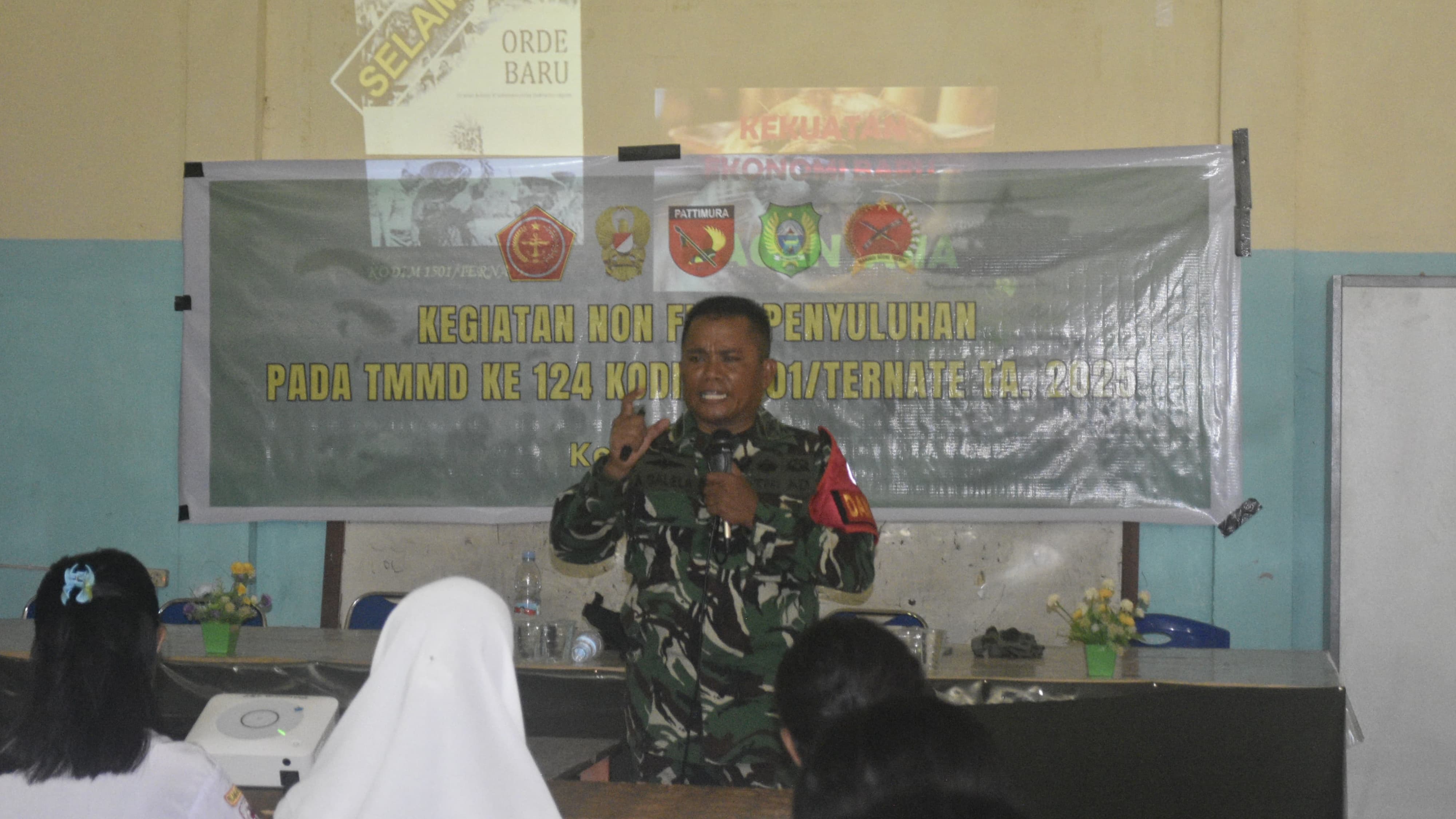 Satgas TMMD Ke-124 Kodim 1501/Ternate Berikan Penyuluhan Wawasan Kebangsaan Kepada Siswa SMK Fomarimoi
