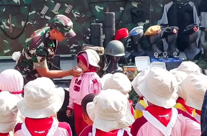 Mengenal Profesi TNI Sejak Dini: TK/RA Miftakhul Ulum Lamongan kunjungi Markas Koramil Sumberrejo Bojonegoro