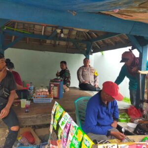 Bhabinkamtibmas Desa Dukuh Sambangi Warung Binaan di Wilayah Hukum Polsek Cikupa