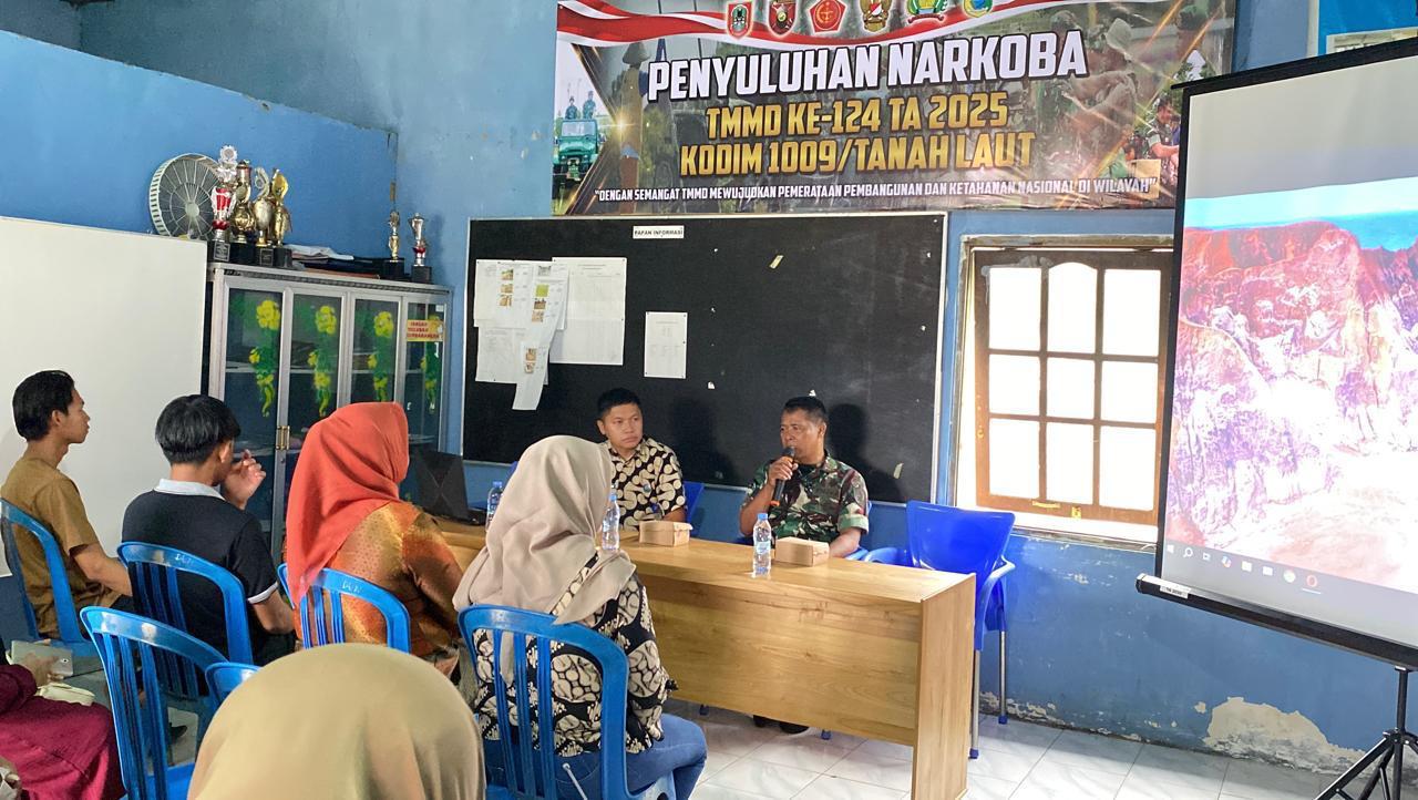 Satgas TMMD Kodim 1009/Tanah Laut dan BNNK Sosialisasi Bahaya Narkoba