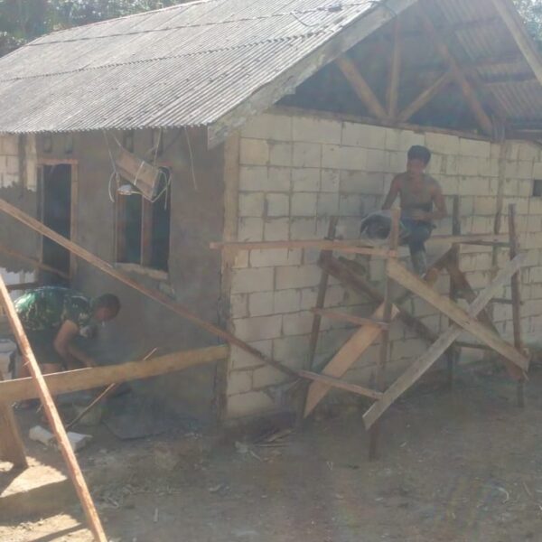 Satgas TMMD Kodim 1009/Tla Plester Dinding Rumah Pak Cahyo
