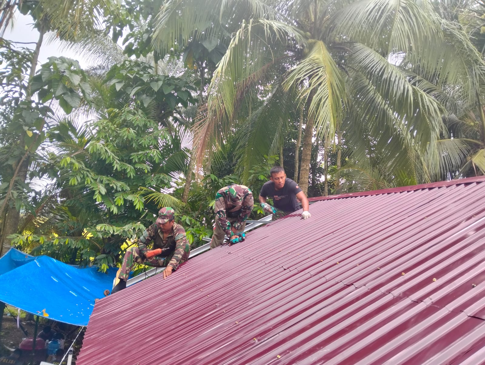 Satgas TMMD Kodim 1002/HST Genjot Atap Rumah Ardiansyah Rampung