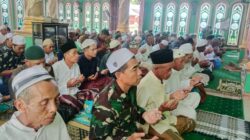 Satgas TMMD Kodim 1002/HST Tunaikan Sholat Jumat di Masjid Al-Magfirah