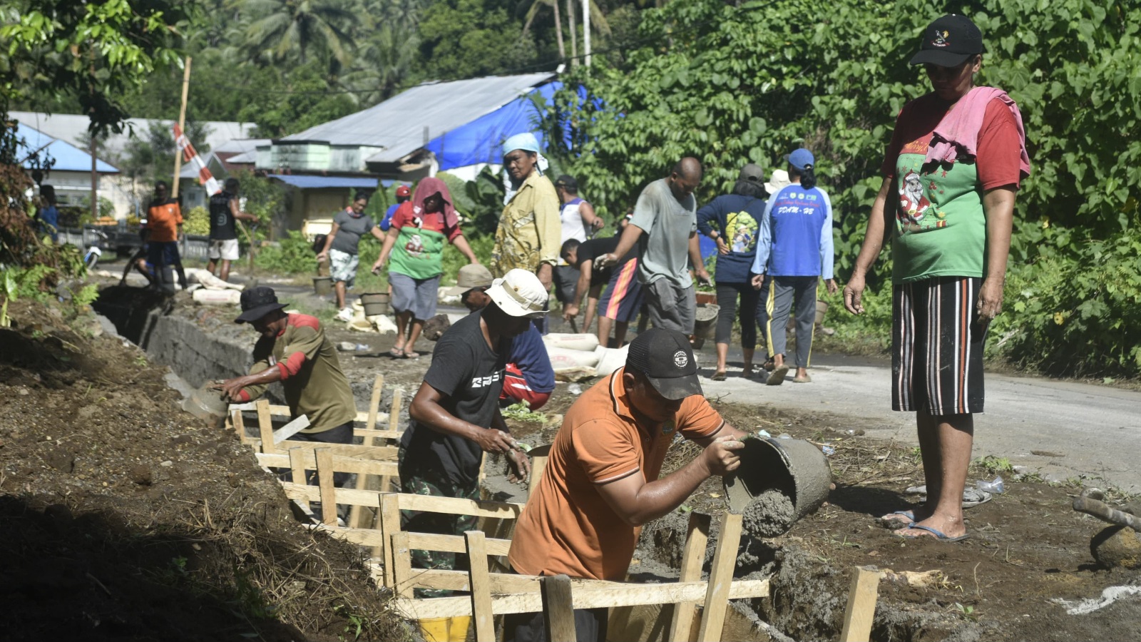 "Ibu-Ibu Super di TMMD" Menginspirasi Semangat Gotong Royong