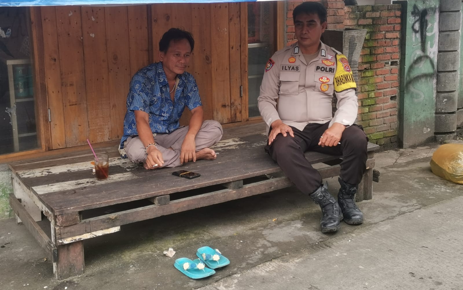 Bhabinkamtibmas Kelurahan Sukamulya Sambang Tokoh Pemuda, Jalin Komunikasi dan Sampaikan Pesan Kamtibmas