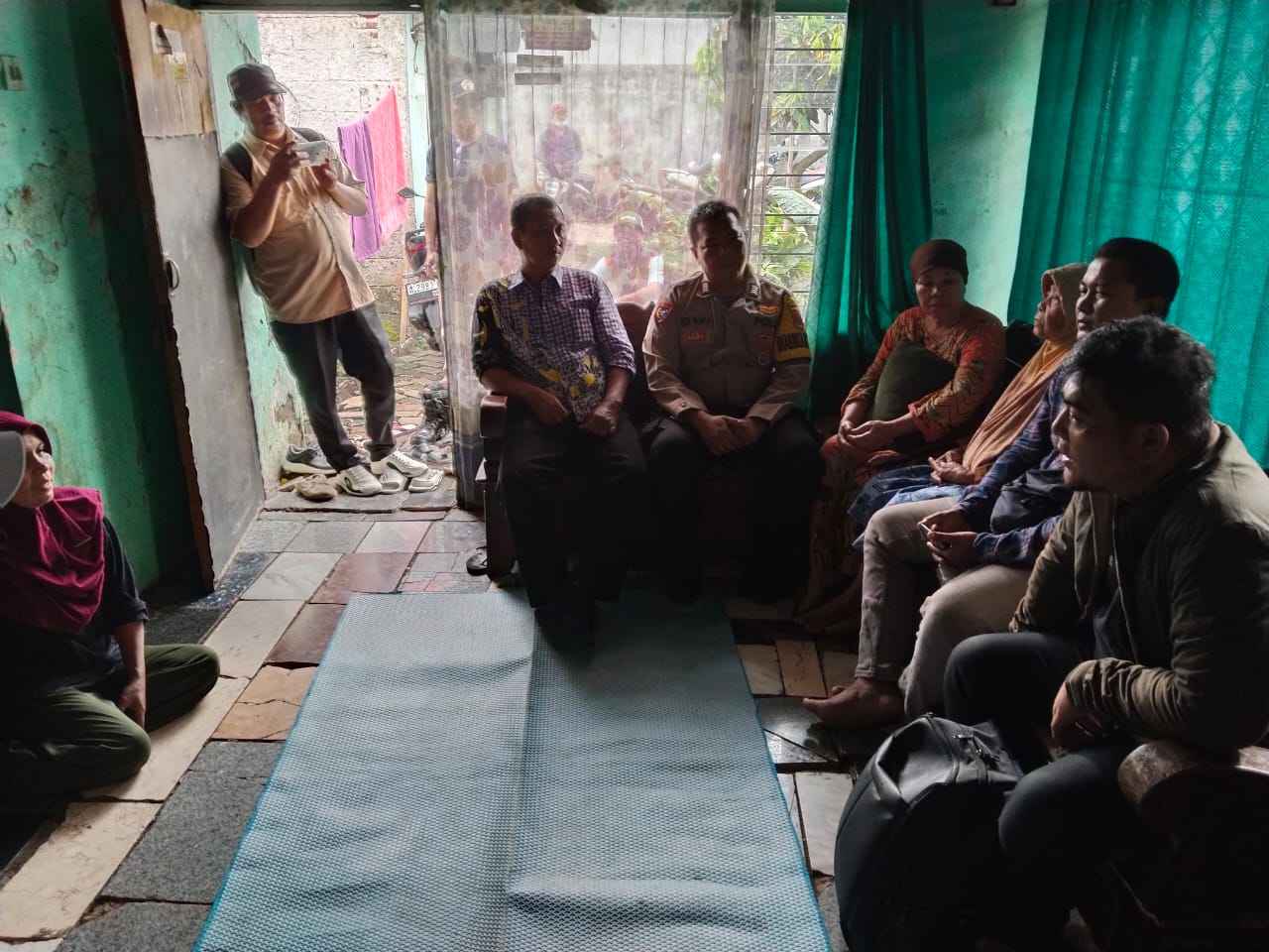 Bhabinkamtibmas Desa Bojong Sambangi Warga, Jalin Silaturahmi dan Himbau Kamtibmas