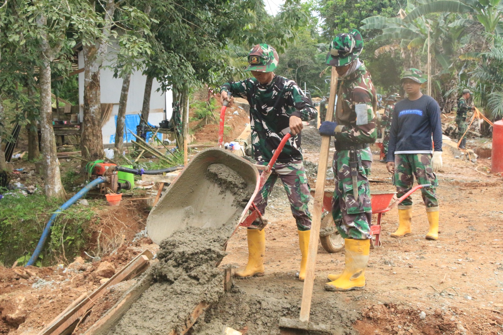 Panas Terik Tak Halangi Semangat Satgas TMMD 124 Kodim Tanah Laut Bangun Box Culvert