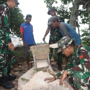 Satgas TMMD Kodim 1002/HST Belajar Olah Sagu Jadi Pakan Itik Satgas TMMD Kodim 1002/HST Belajar Olah Sagu Jadi Pakan Itik