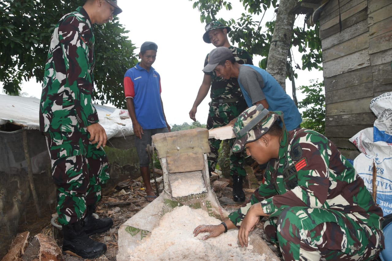 Satgas TMMD Kodim 1002/HST Belajar Olah Sagu Jadi Pakan Itik