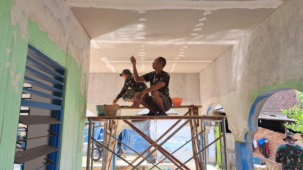 Satgas TMMD Kodim 1009/Tla dan Warga Gotong Royong Cat Plafon Mushola