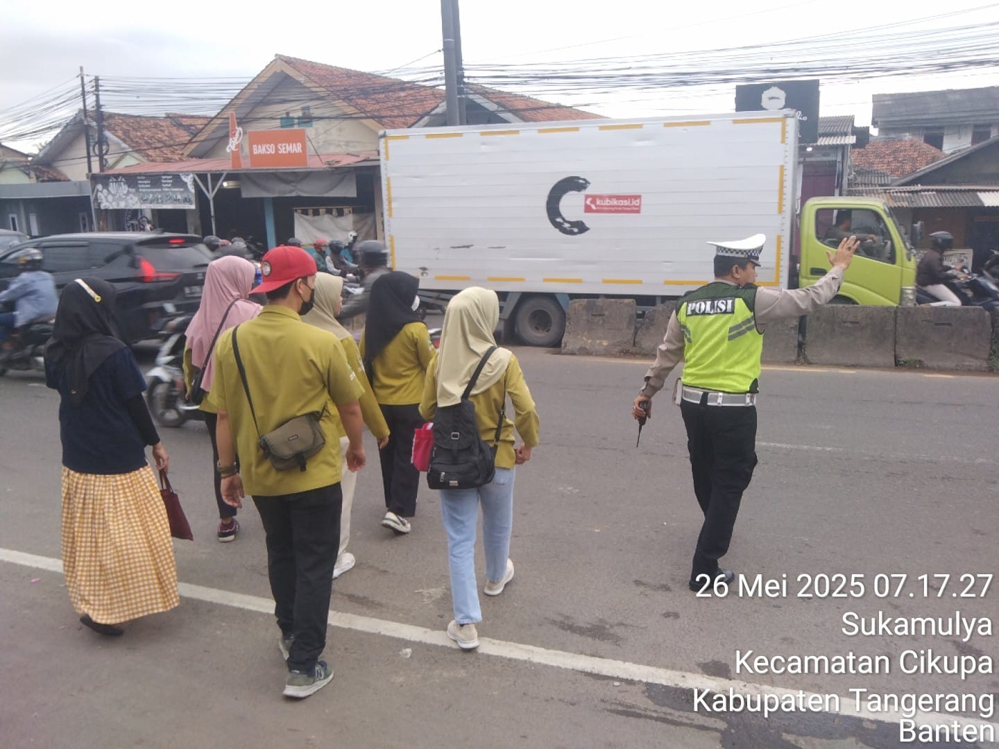 Anggota Polsek Cikupa Laksanakan Gatur Lalin Pagi Hari di Depan PT. Cingluh