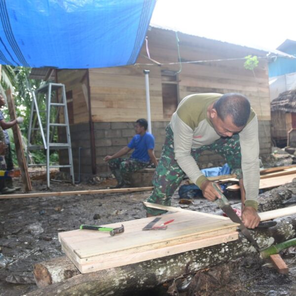 TMMD Kodim 1002/HST Pasang Jendela Rumah Ardiansyah, Rehab RTLH
