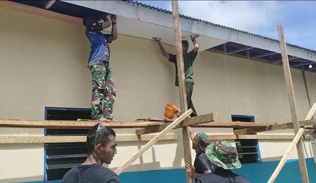 Satgas TMMD Laksanakan Pemasangan Plafon di Gereja Katolik St. Santo Paulus
