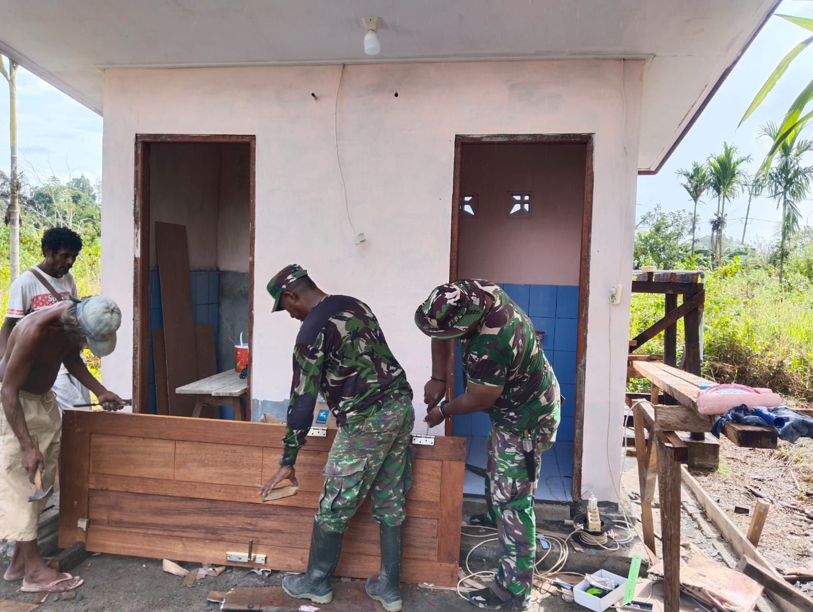 Satgas TMMD 124 Fokus Pada Pemasangan Pintu MCK