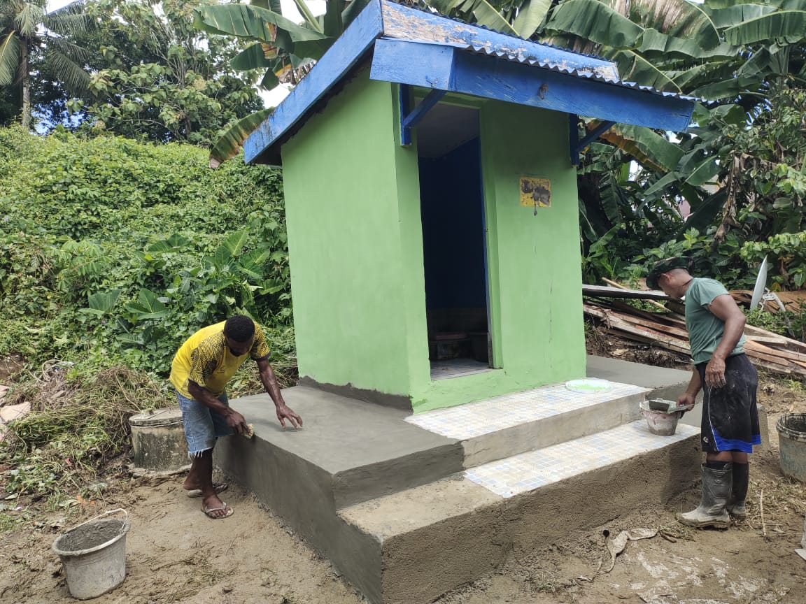 Satgas TMMD Kejar Target, Rehabilitasi MCK di Kampung Yeflio Hampir Rampung