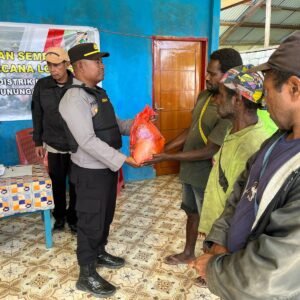 Polres Pegunungan Arfak Menyalurkan Bantuan Sosial Berupa Sembako Kepada Keluarga Korban Bencana Alam Tanah Longsor