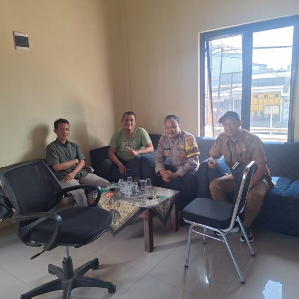 Bhabinkamtibmas Desa Cikupa Lakukan Sambang, Jalin Kedekatan dan Himbau Warga Jaga Kamtibmas