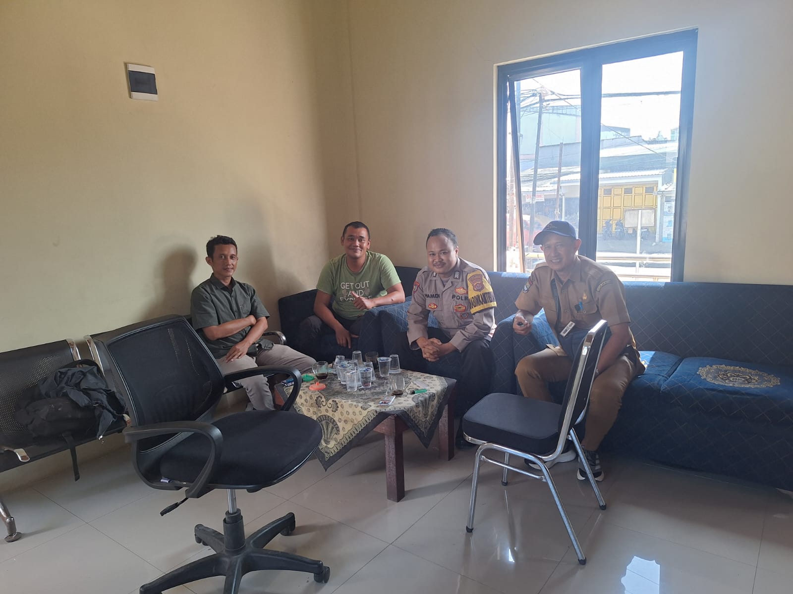 Bhabinkamtibmas Desa Cikupa Lakukan Sambang, Jalin Kedekatan dan Himbau Warga Jaga Kamtibmas