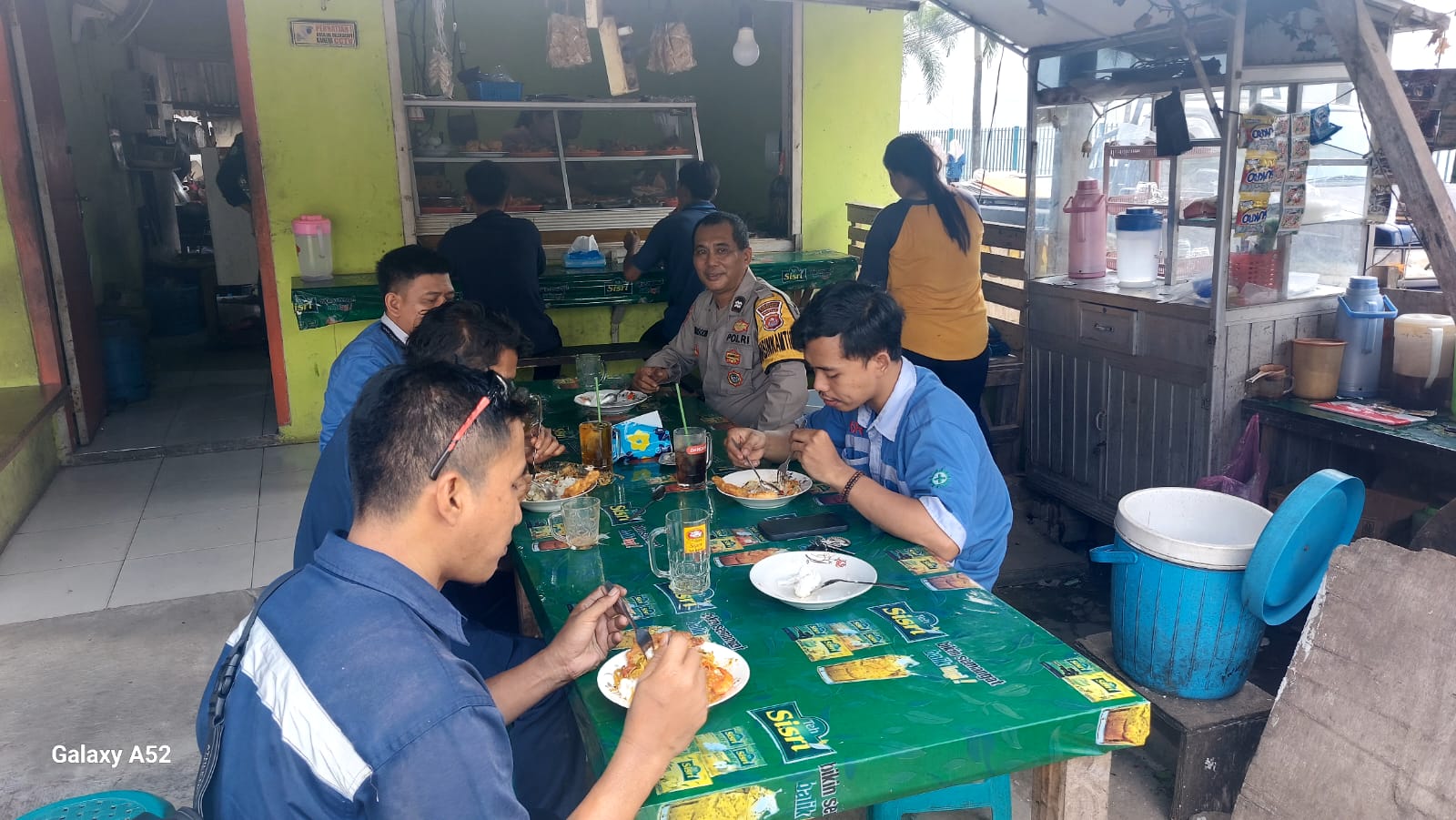 Bhabinkamtibmas Polsek Cikupa Sambangi Warung Warga di Desa Sukadamai, Serap Aspirasi dan Sampaikan Himbauan Kamtibmas
