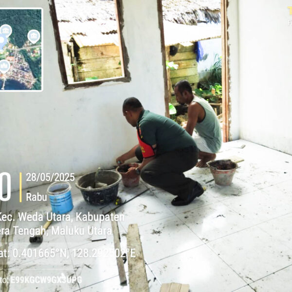 Lewat Karya Bakti, Babinsa Desa Messa Ramil 1512-01/Weda Bantu Warga Pasang Keramik