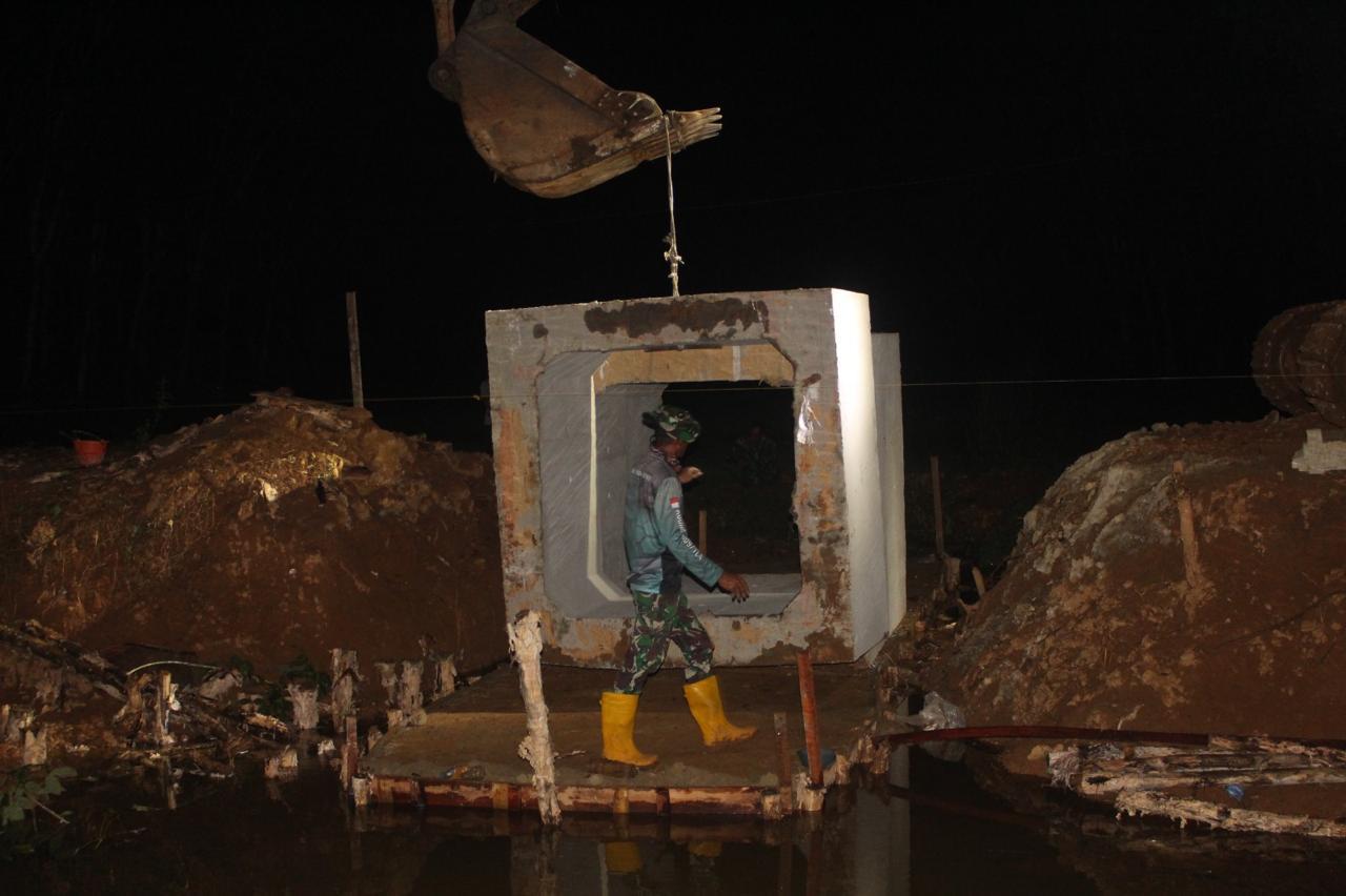 Satgas TMMD Kodim 1009 Tanah Laut Lembur Turunkan Box Culvert