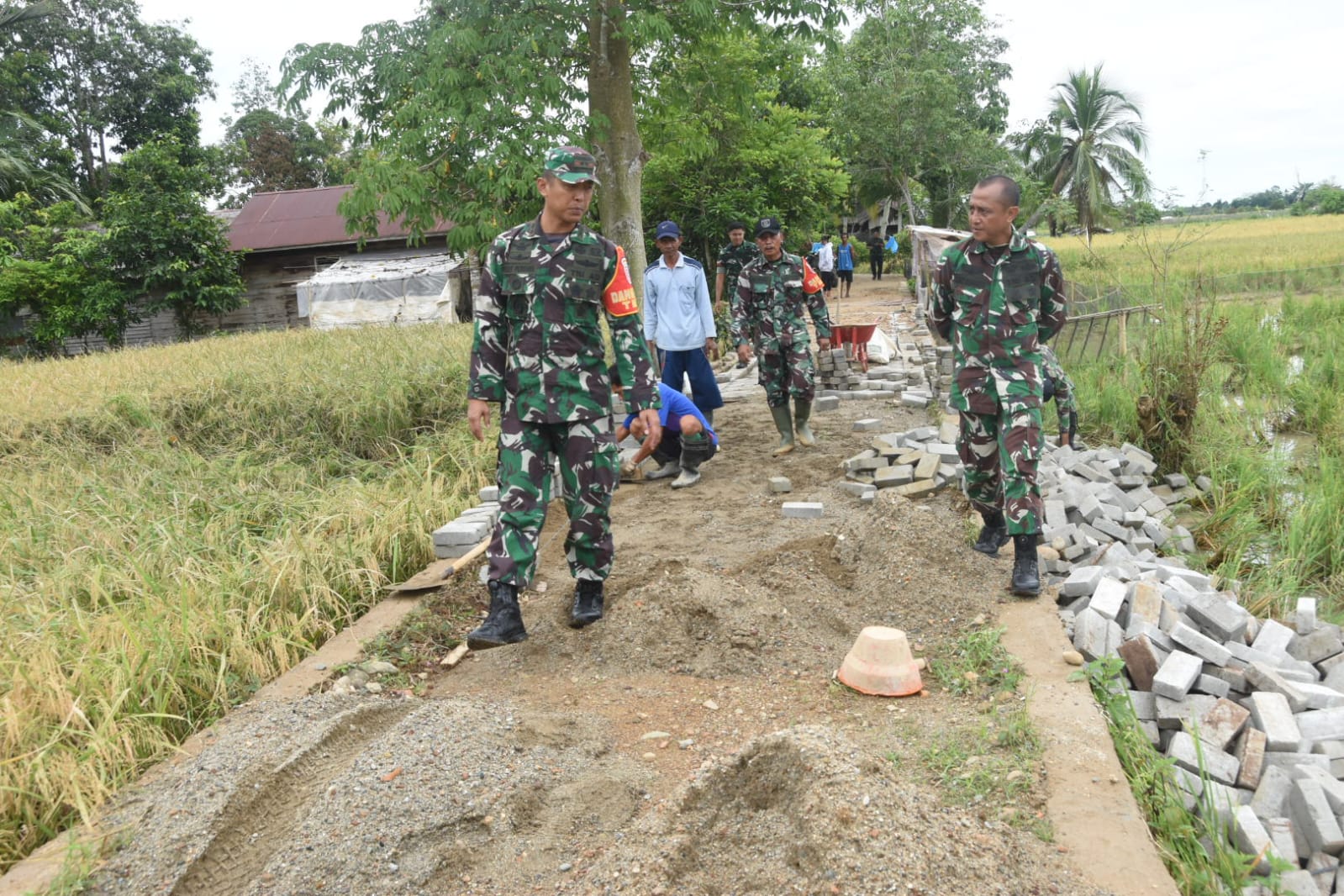 Dansatgas TMMD Kodim 1002/HST Tinjau Progres Jalan 1.030 Meter