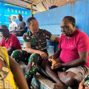 Bentuk Kepedulian, Dansatgas TMMD 124 Kodim 1710/Mimika Berikan Bantuan di Acara Adat 7 Hari Salah Satu Warga Yang Sedang Berduka