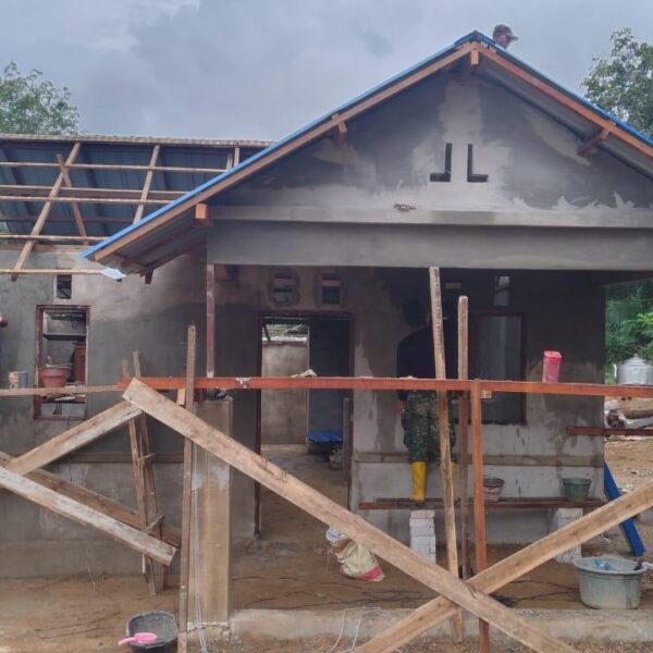TMMD Kodim 1009 Tuntaskan Atap Rumah Pak Cahyo yang Bocor