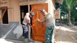 Rehab RTLH TMMD Kodim 1002/HST Masuki Tahap Pemasangan Pintu
