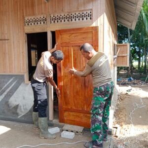 Rehab RTLH TMMD Kodim 1002/HST Masuki Tahap Pemasangan Pintu Rehab RTLH TMMD Kodim 1002/HST Masuki Tahap Pemasangan Pintu