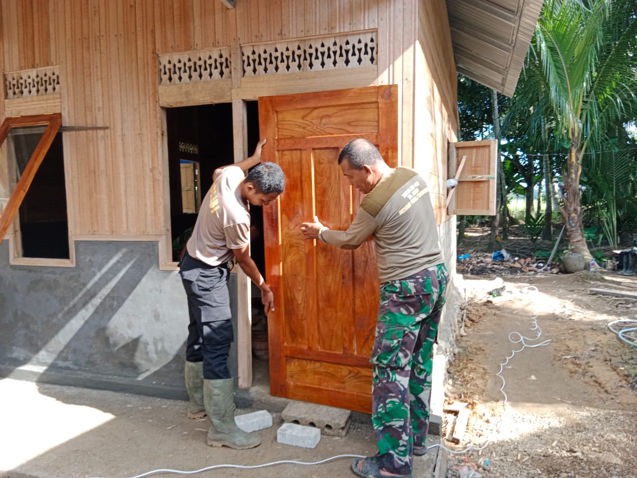 Rehab RTLH TMMD Kodim 1002/HST Masuki Tahap Pemasangan Pintu