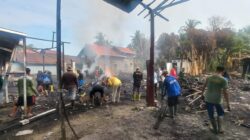 Satgas TMMD Kodim 1002 Bantu Warga Barikin Bersihkan Puing Kebakaran