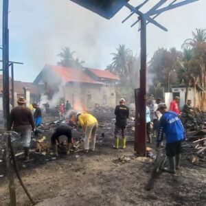 Satgas TMMD Kodim 1002 Bantu Warga Barikin Bersihkan Puing Kebakaran Satgas TMMD Kodim 1002 Bantu Warga Barikin Bersihkan Puing Kebakaran