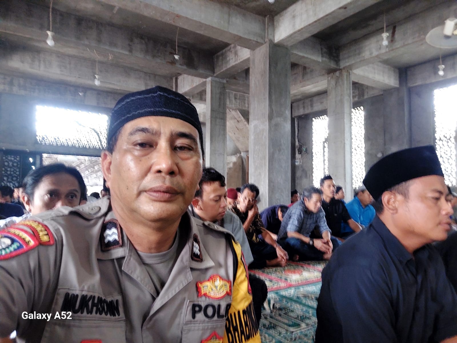 Bhabinkamtibmas Polsek Cikupa Jalin Silaturahmi Lewat Program Jumat Keliling di Desa Sukadamai