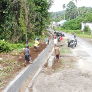 Warga Desa Balisoang Antusias Bekerja Sama dengan Satgas TMMD Selesaikan Pembangunan Drainase