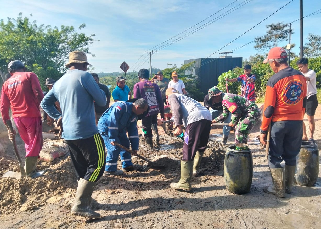 Babinsa Bersama Warga Kompak Lakukan Gotong Royong