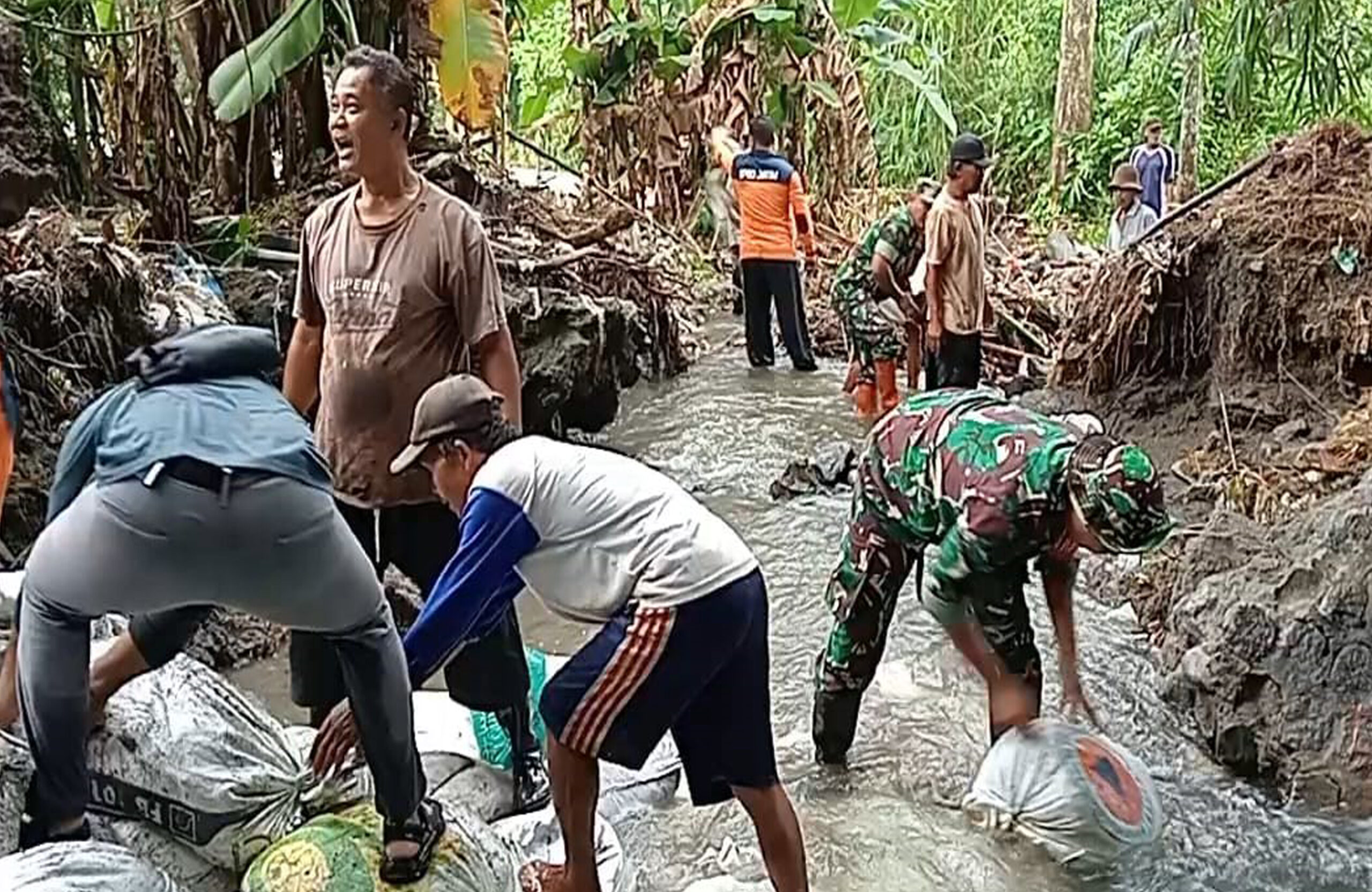 Poktan Tani Makmur Bersama Babinsa Bendo, Bahu Membahu Pasang Talud di Sumber Air Mbah Bendo