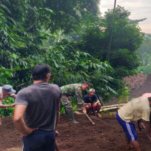 Minggu Bersih Babinsa Banjarsari Bersama Warga Gelar Kerja Bakti, Bersihkan Lingkungan Dan Akses Jalan Kampung Minggu Bersih Babinsa Banjarsari Bersama Warga Gelar Kerja Bakti, Bersihkan Lingkungan Dan Akses Jalan Kampung